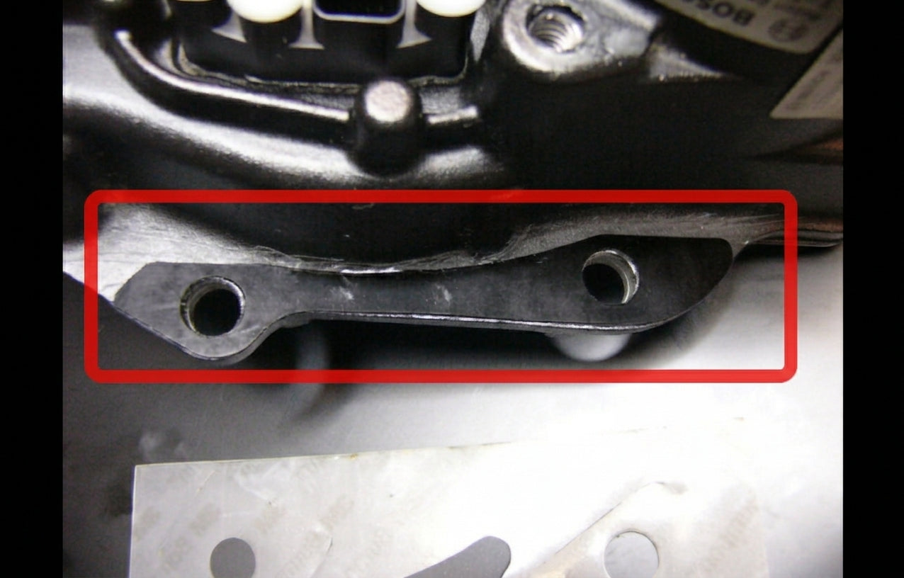 Verbaute Dämpfungsfolie zwischen Bosch Gen2 E-Bike Motor und Halteblech, Position rot markiert.